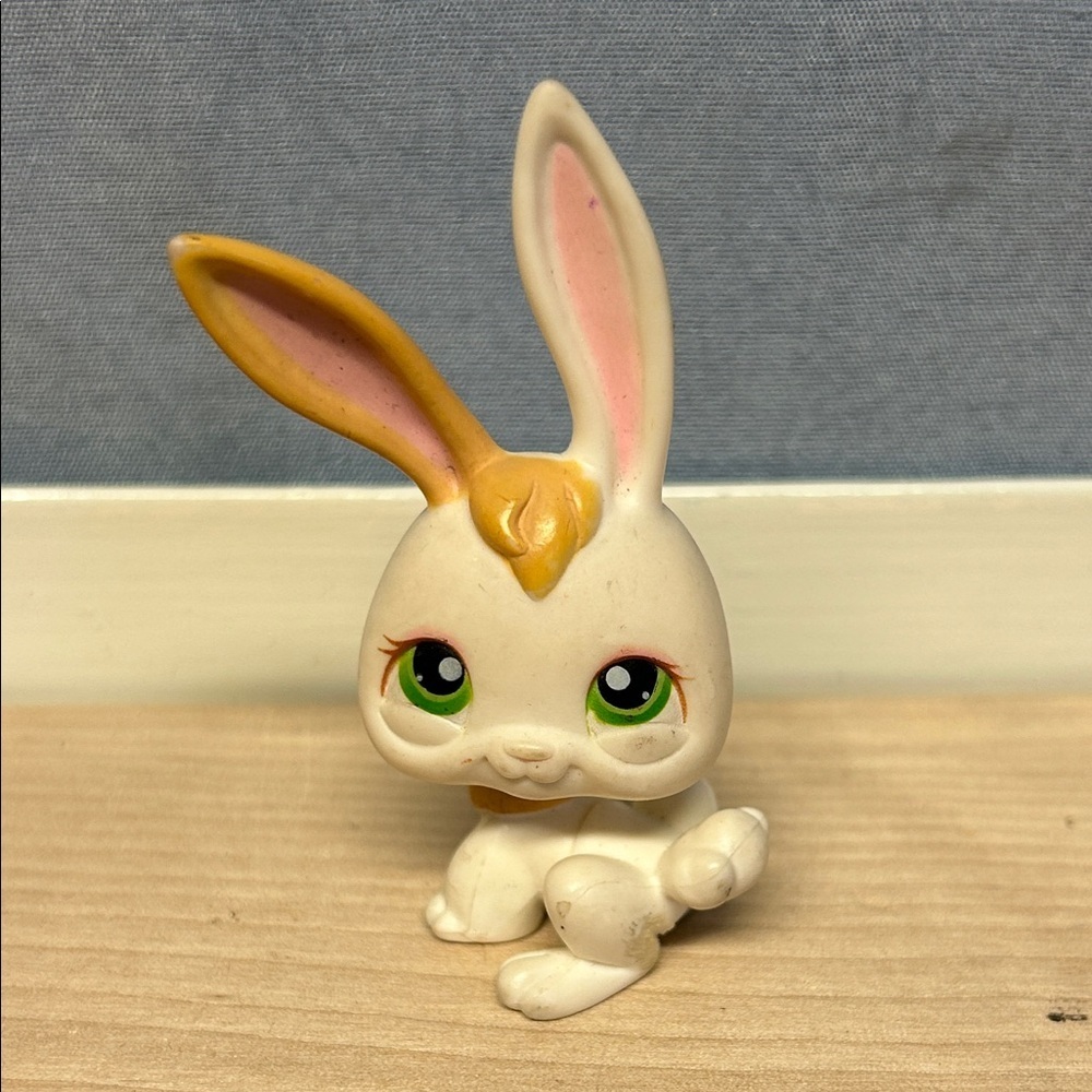 Littlest Pet Shop LPS 322 White and Tan Bunny Rabbit Green Eyes 2005